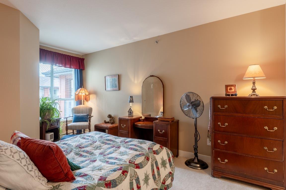 438-1099 Sunset Drive, Kelowna, BC - Indoor Photo Showing Bedroom