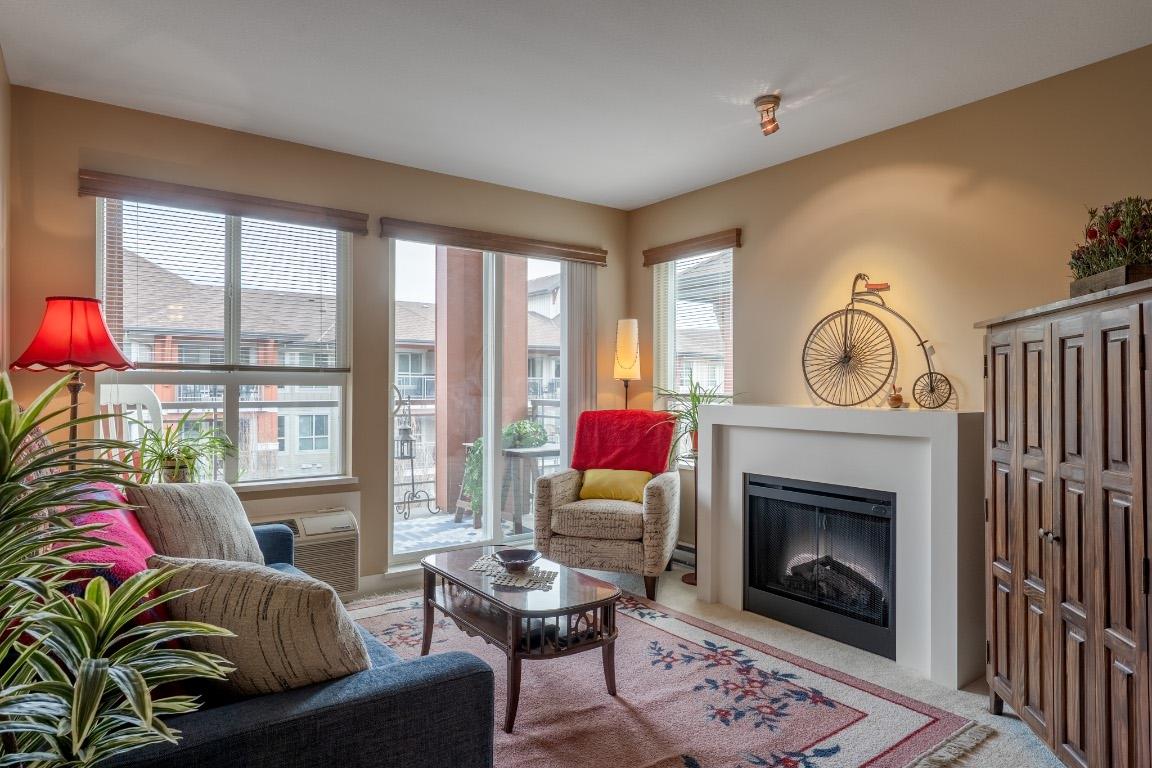 438-1099 Sunset Drive, Kelowna, BC - Indoor Photo Showing Living Room With Fireplace