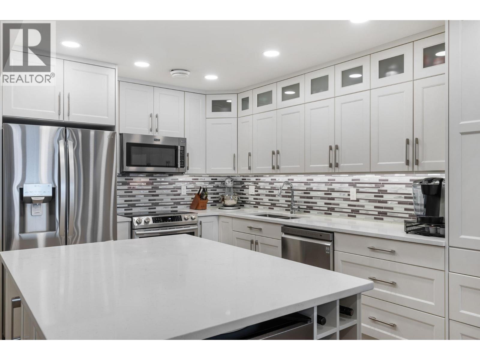 Kitchen Island with wine bar and storage - 2777 Casa Loma Road Unit# 207, West Kelowna, BC - Indoor Photo Showing Kitchen With Upgraded Kitchen