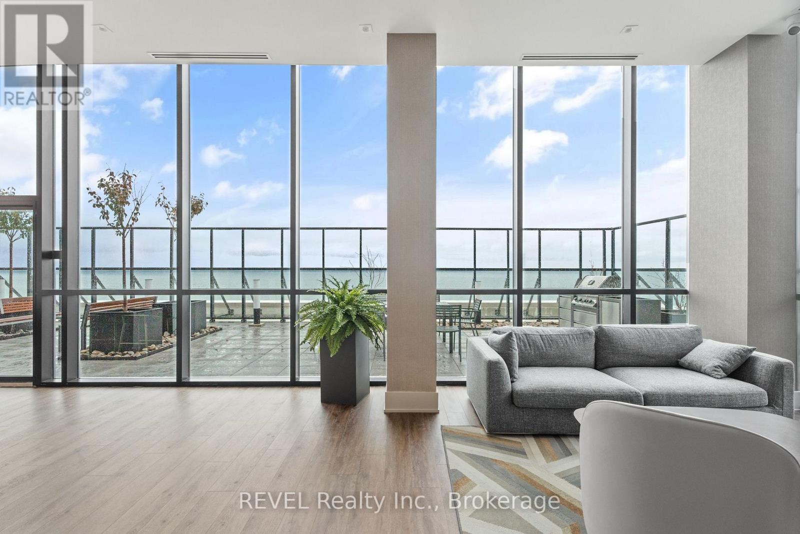 1907 - 385 Winston Road, Grimsby (Grimsby Beach), ON - Indoor Photo Showing Living Room