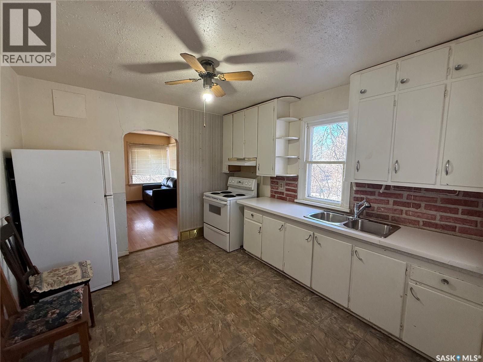 307 Main Street, Alsask, SK - Indoor Photo Showing Kitchen With Double Sink
