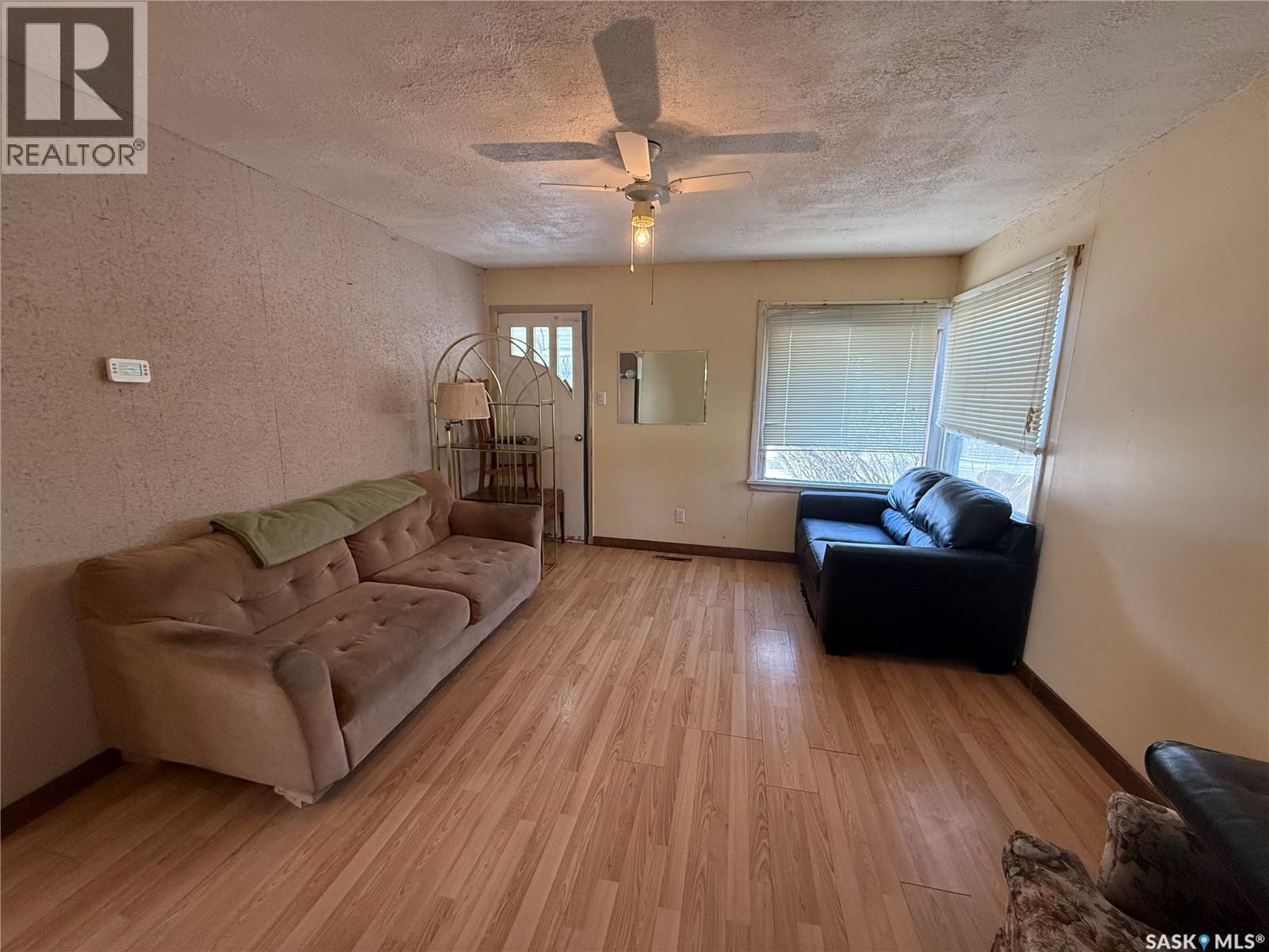 307 Main Street, Alsask, SK - Indoor Photo Showing Living Room