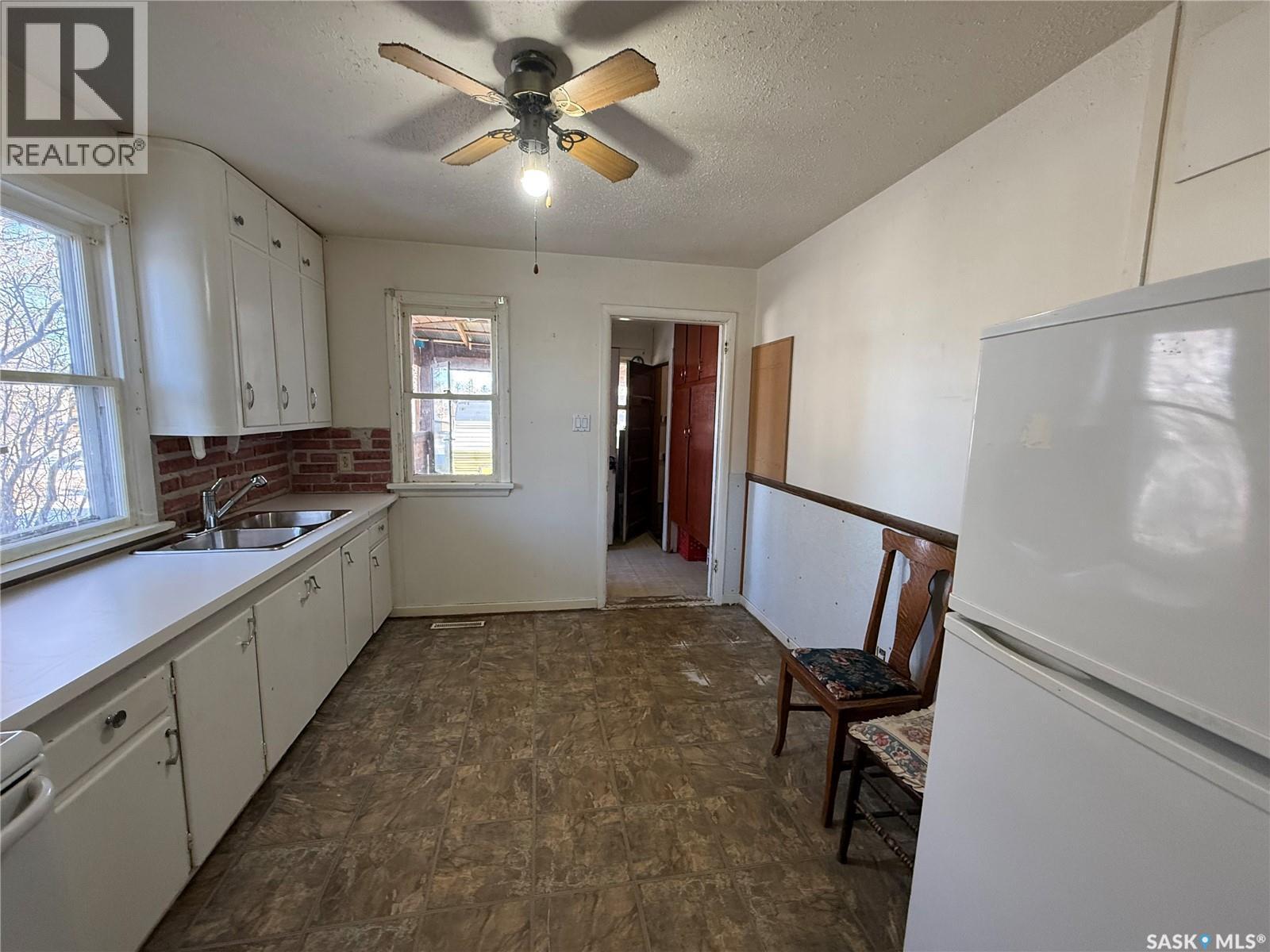 307 Main Street, Alsask, SK - Indoor Photo Showing Kitchen With Double Sink