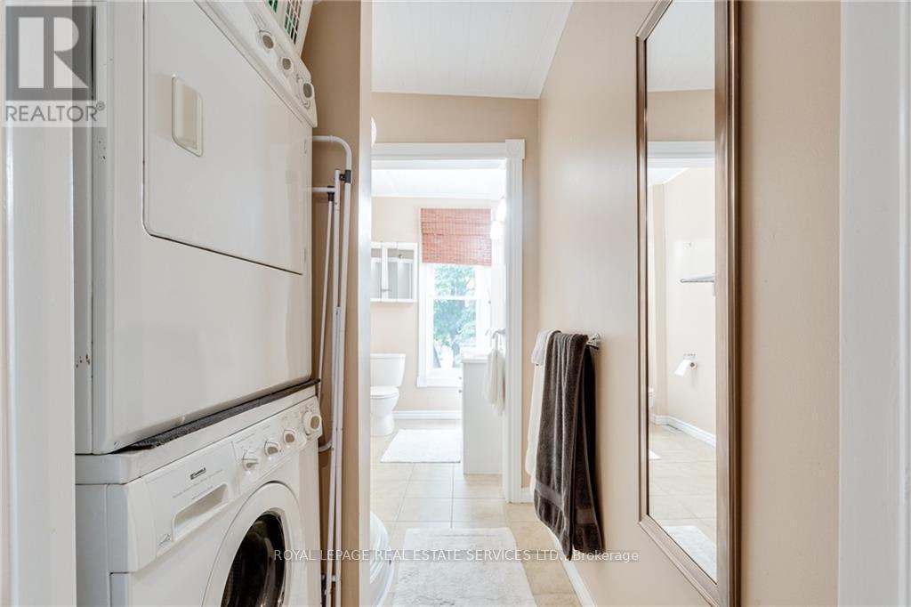 100 Grant Avenue, Hamilton, ON - Indoor Photo Showing Laundry Room