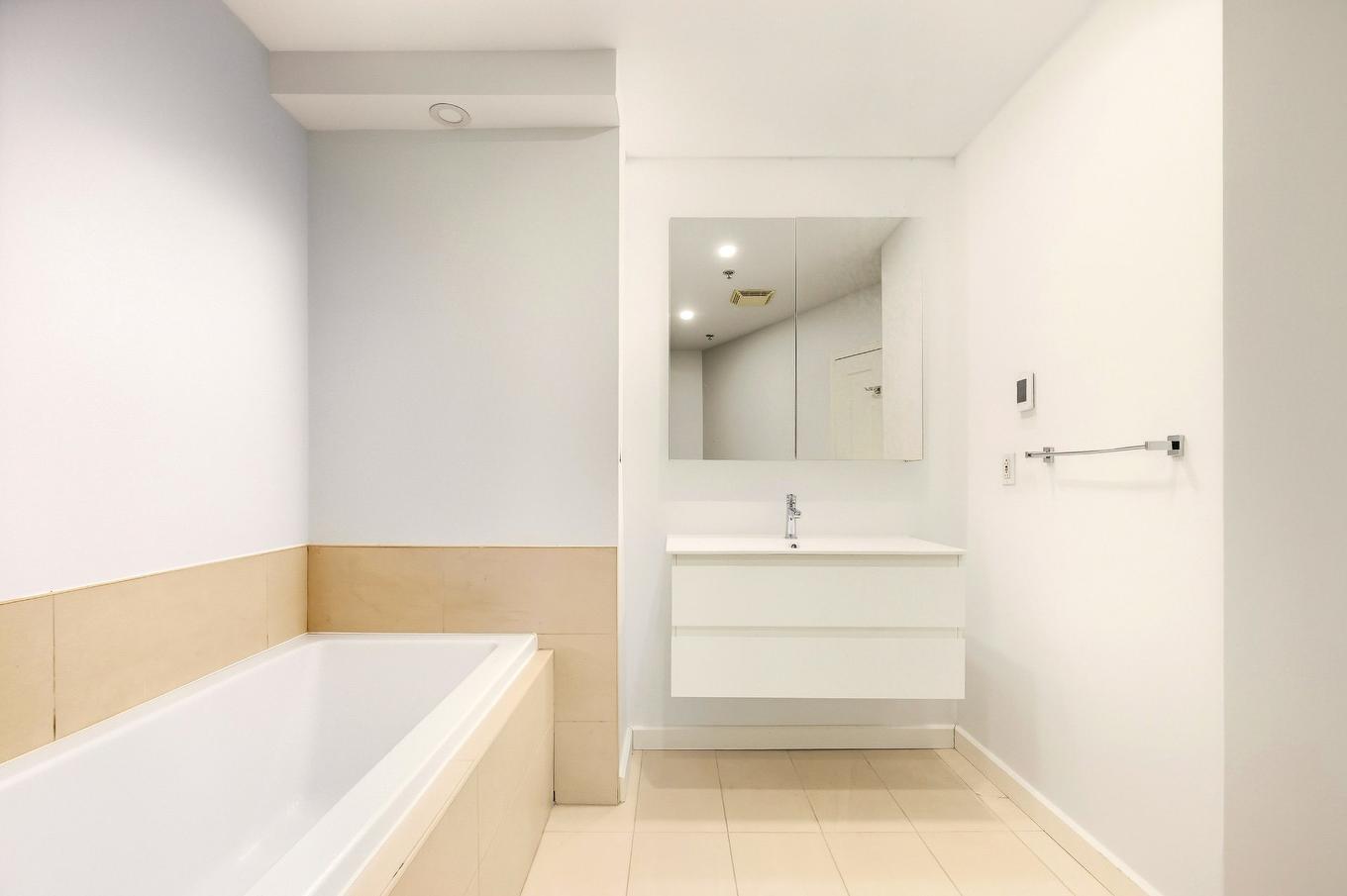 Bathroom - 409-30 Ch. Bates, Montréal (Outremont), QC - Indoor Photo Showing Bathroom