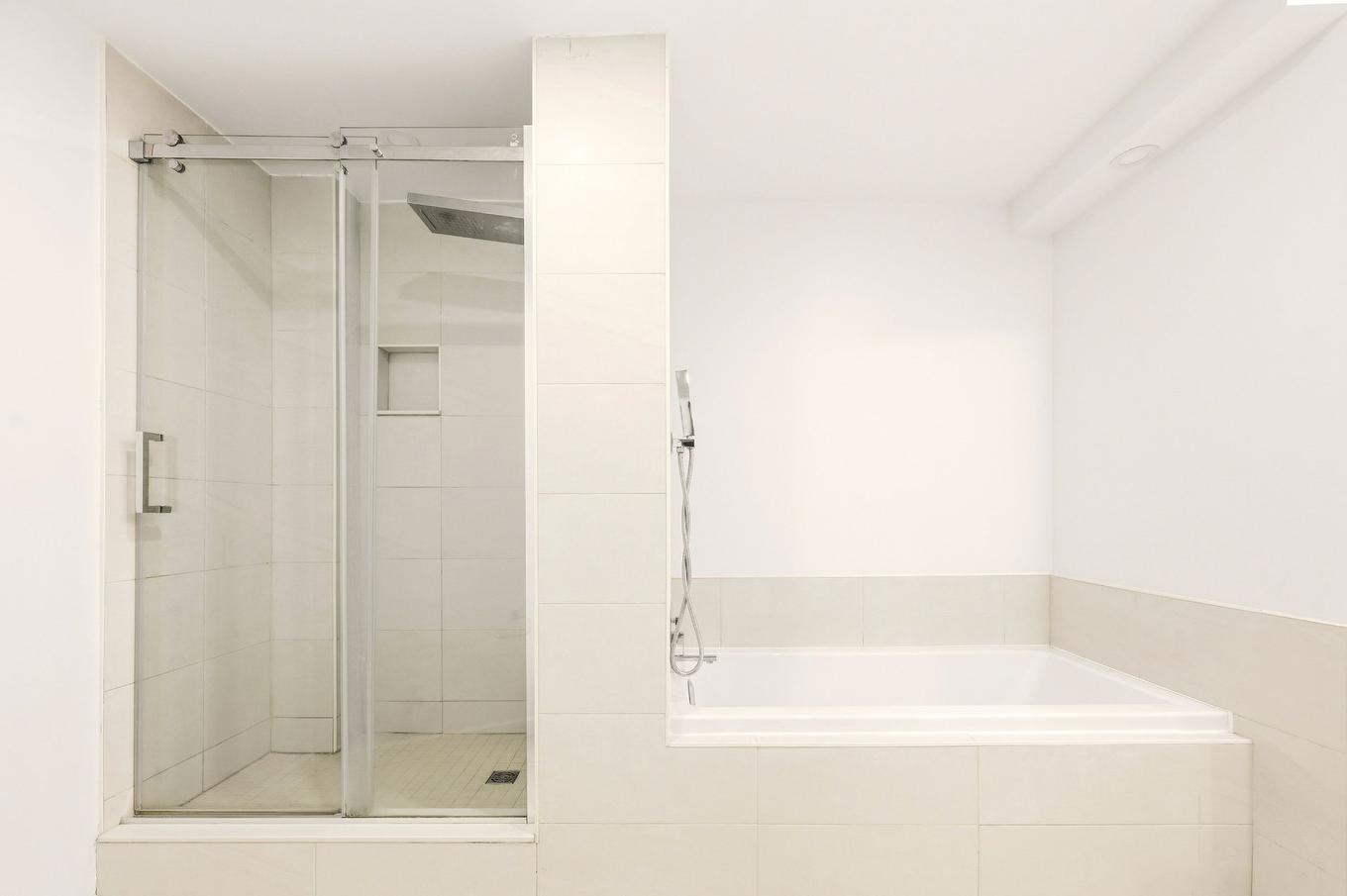 Bathroom - 409-30 Ch. Bates, Montréal (Outremont), QC - Indoor Photo Showing Bathroom