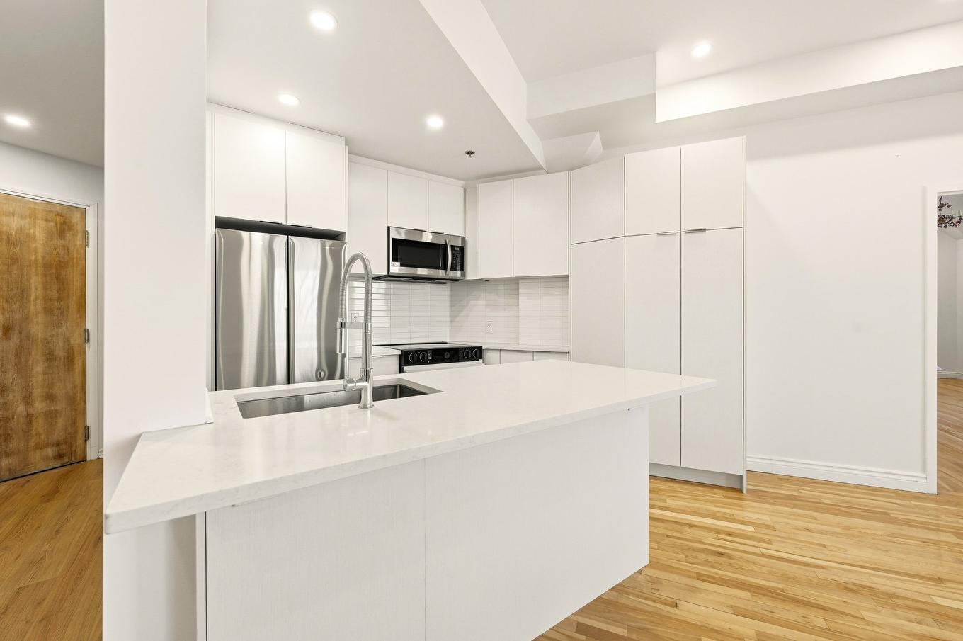 Kitchen - 409-30 Ch. Bates, Montréal (Outremont), QC - Indoor Photo Showing Kitchen With Upgraded Kitchen