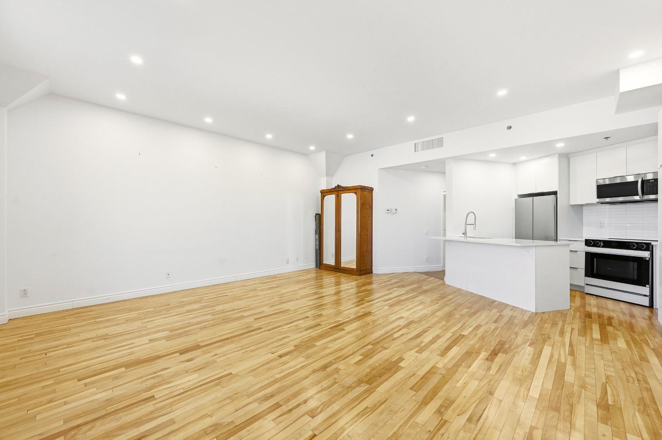 Overall view - 409-30 Ch. Bates, Montréal (Outremont), QC - Indoor Photo Showing Kitchen