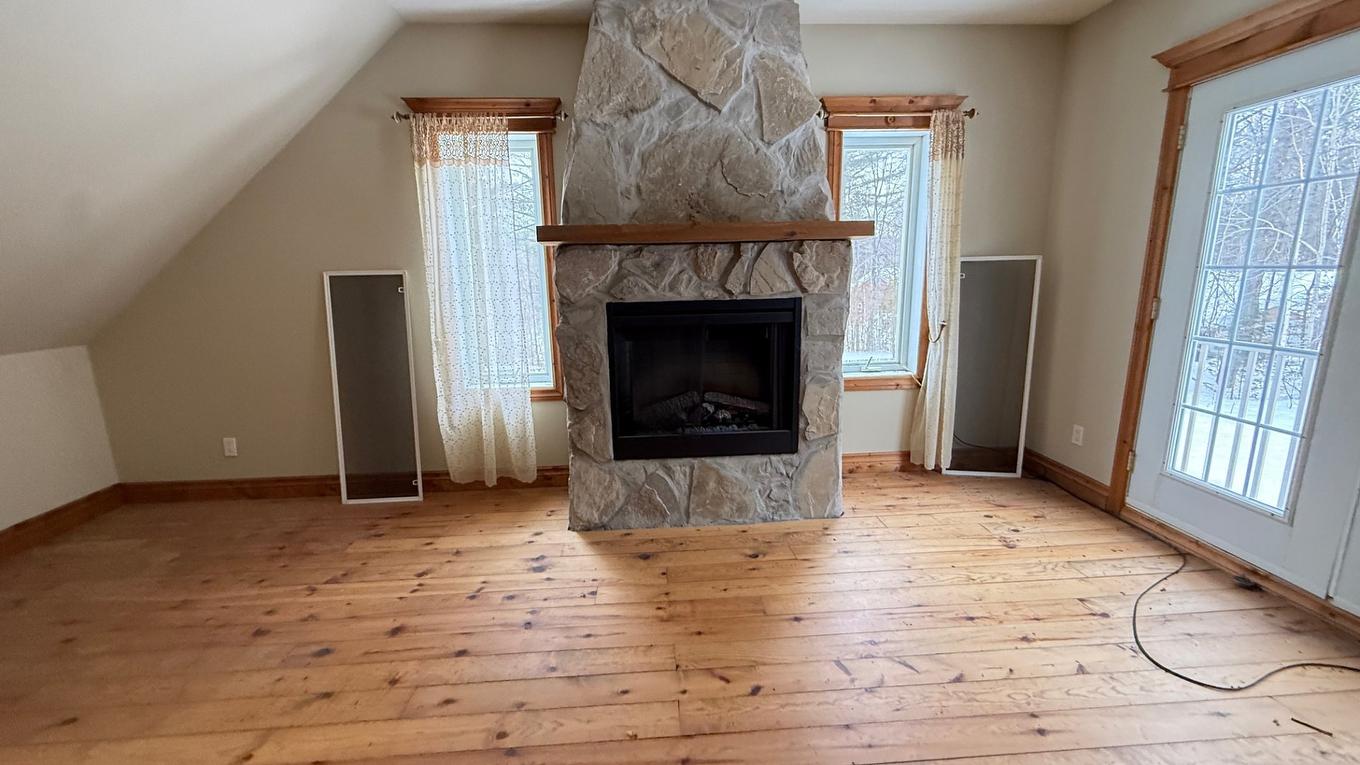 Chambre à coucher - 60 Rue Maréchal-Ferrant, Saint-Calixte, QC - Indoor Photo Showing Living Room With Fireplace