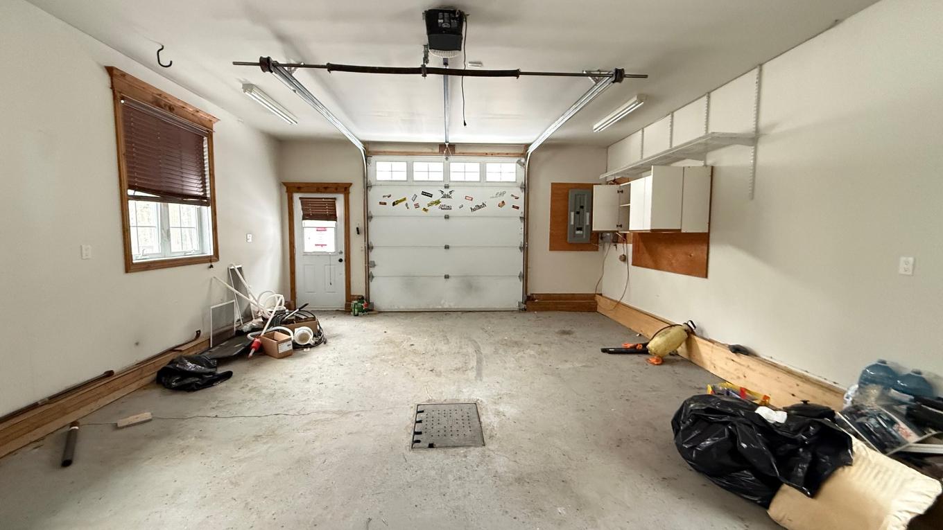 Garage - 60 Rue Maréchal-Ferrant, Saint-Calixte, QC - Indoor Photo Showing Garage