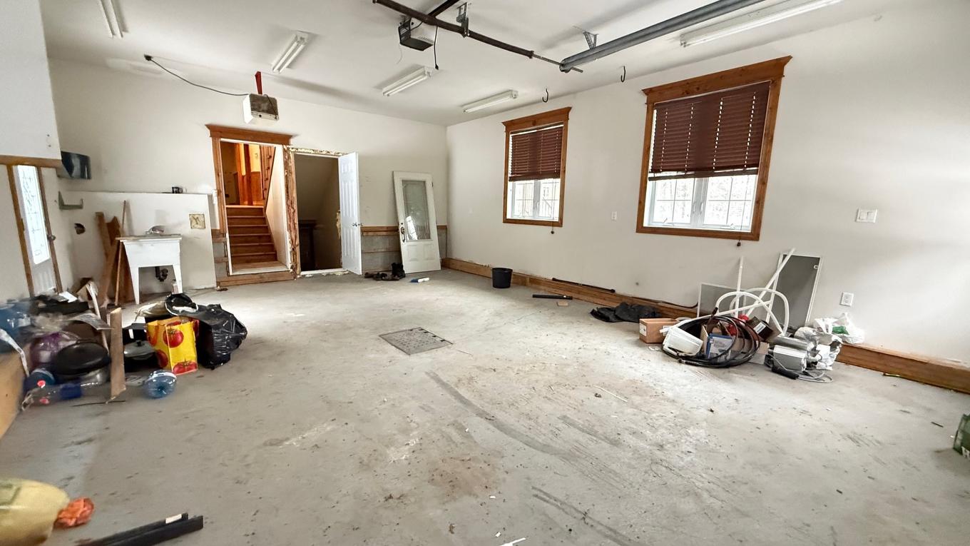 Garage - 60 Rue Maréchal-Ferrant, Saint-Calixte, QC - Indoor Photo Showing Other Room