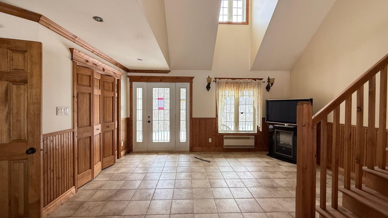 Salon - 60 Rue Maréchal-Ferrant, Saint-Calixte, QC - Indoor Photo Showing Other Room