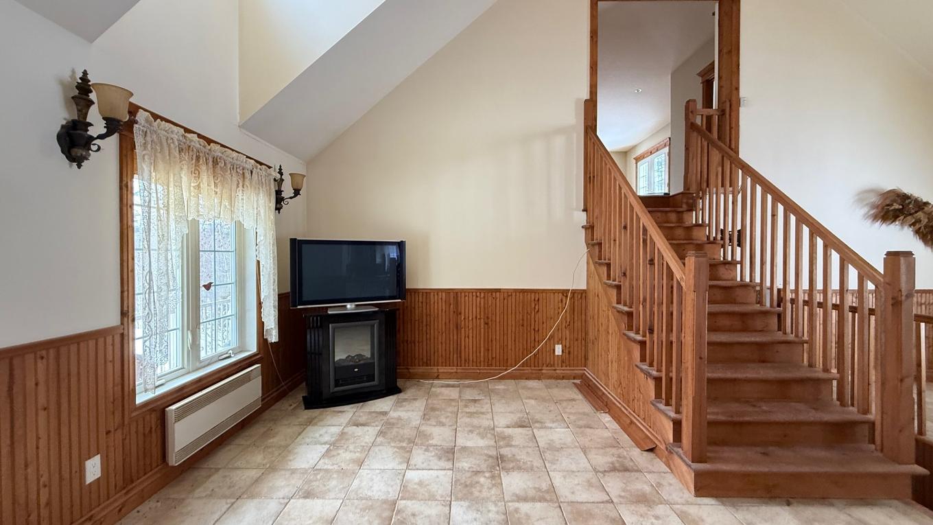 Salon - 60 Rue Maréchal-Ferrant, Saint-Calixte, QC - Indoor Photo Showing Other Room