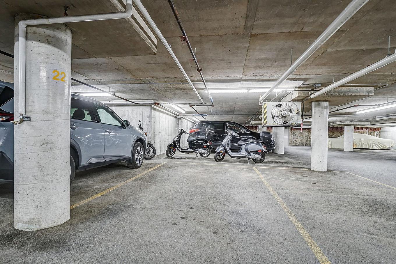 Garage - 414-230 Ch. Du Golf, Montréal (Verdun/Île-Des-Soeurs), QC - Indoor Photo Showing Garage