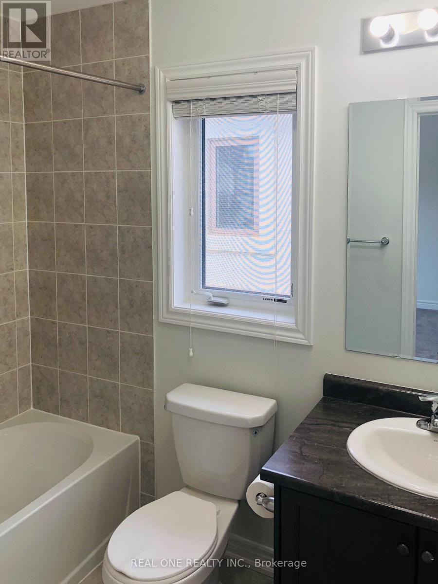 Shared bathroom of Bedroom 2 & Bedroom 3 - 3849 Tufgar Crescent, Burlington, ON - Indoor Photo Showing Bathroom