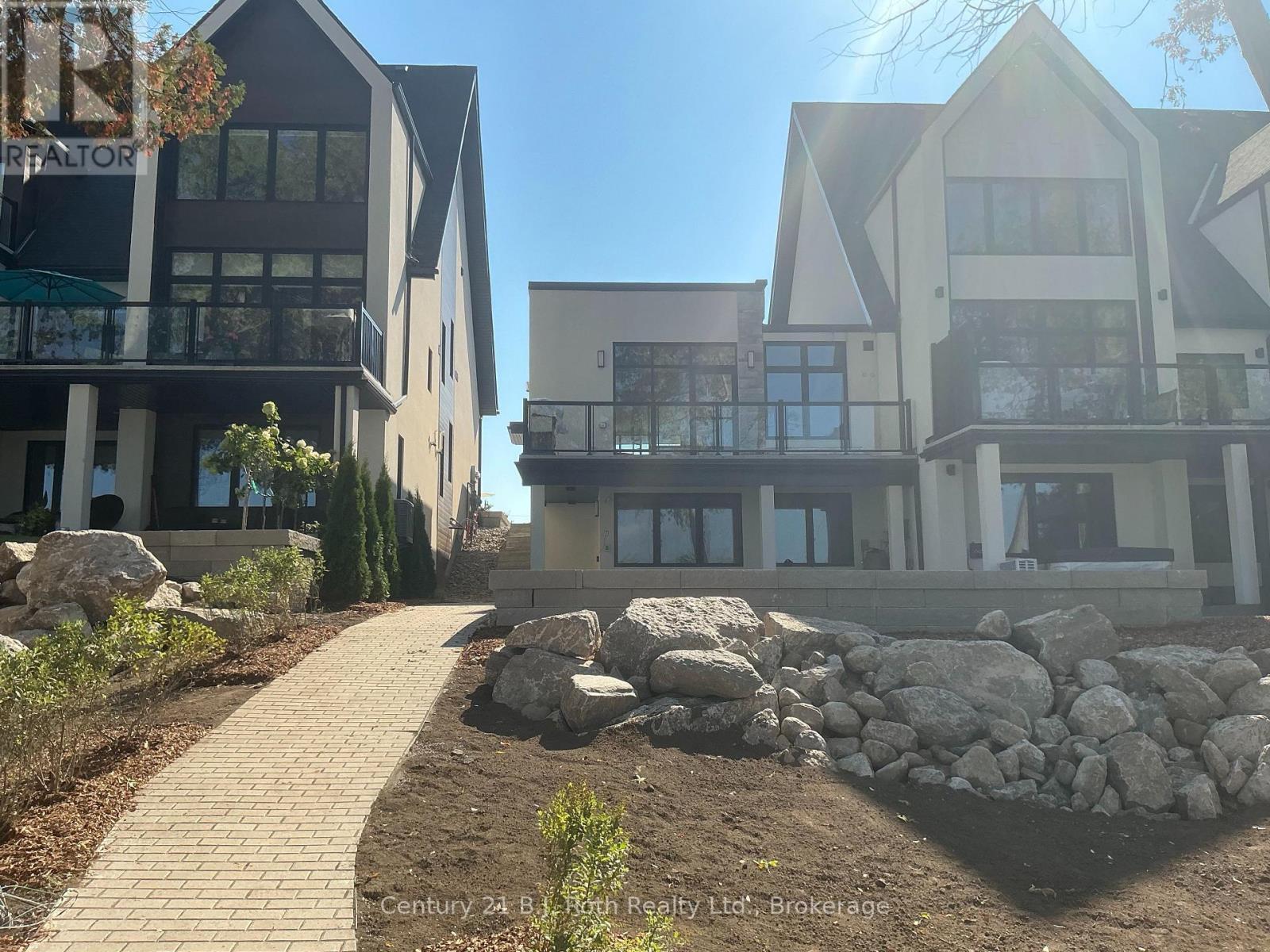 pathway to Clubhouse - 34 Ruby Crescent, Orillia, ON - Outdoor