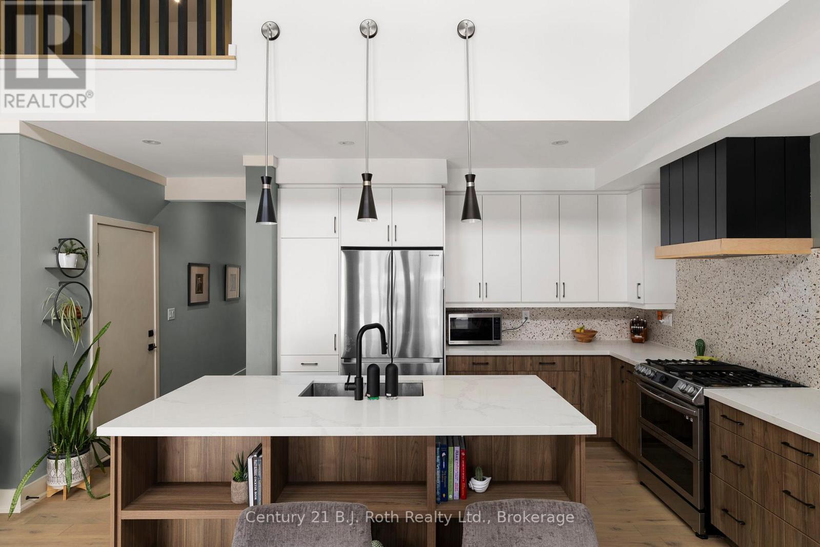 34 Ruby Crescent, Orillia, ON - Indoor Photo Showing Kitchen With Upgraded Kitchen