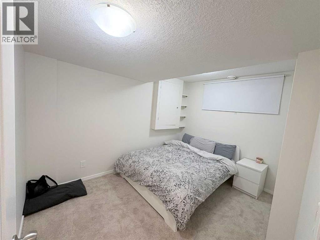 36 Evansborough Common Nw, Calgary, AB - Indoor Photo Showing Bedroom