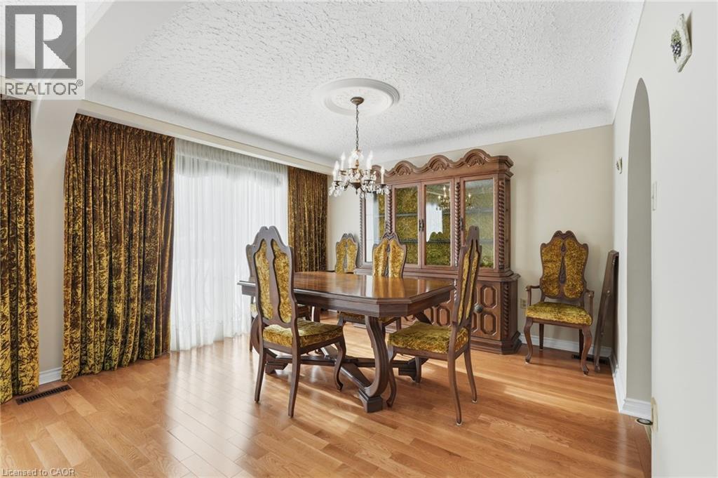 16 Harvard Place, Hamilton, ON - Indoor Photo Showing Dining Room