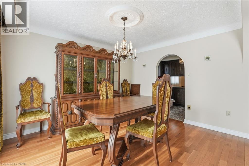 16 Harvard Place, Hamilton, ON - Indoor Photo Showing Dining Room