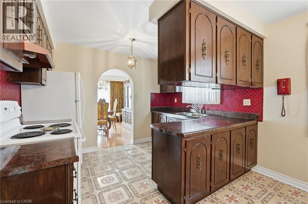 16 Harvard Place, Hamilton, ON - Indoor Photo Showing Kitchen With Double Sink