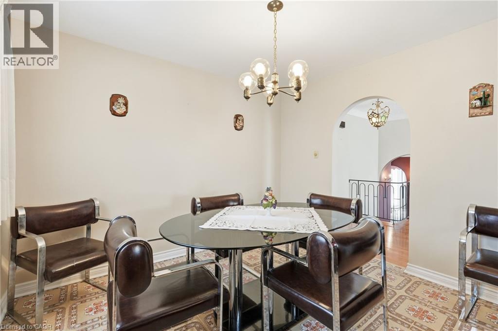 16 Harvard Place, Hamilton, ON - Indoor Photo Showing Dining Room