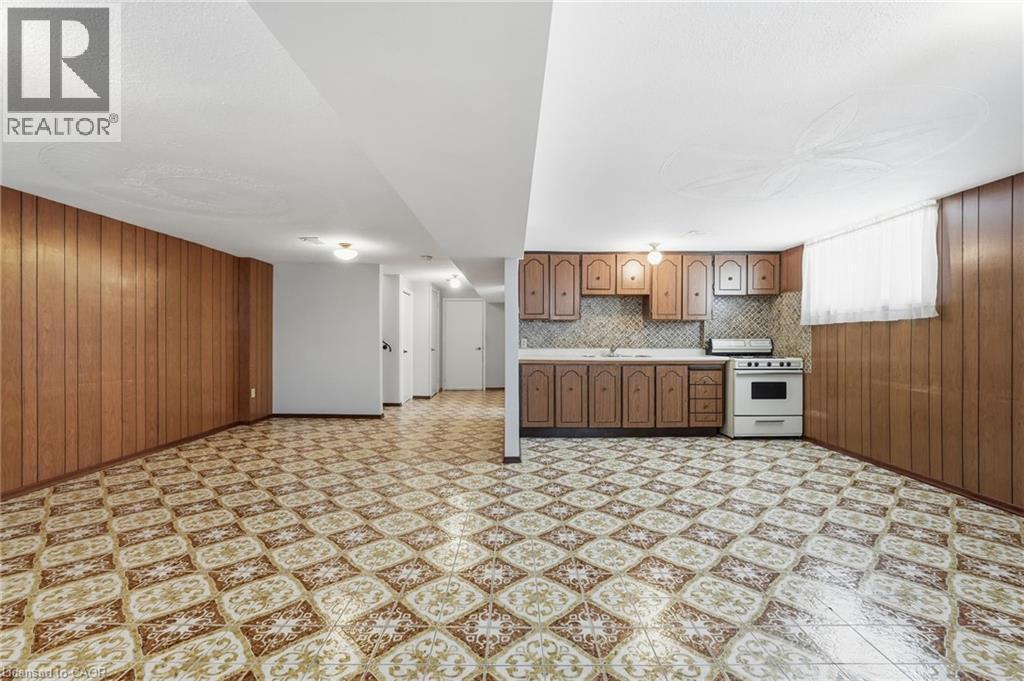 16 Harvard Place, Hamilton, ON - Indoor Photo Showing Kitchen