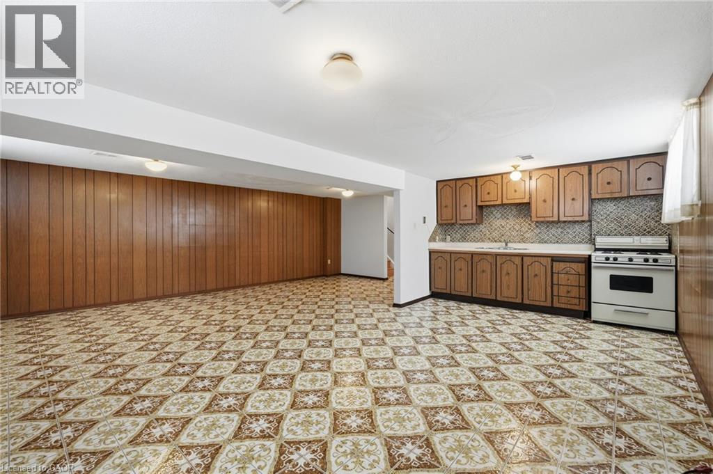 16 Harvard Place, Hamilton, ON - Indoor Photo Showing Kitchen