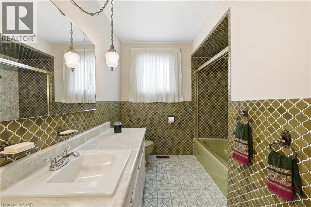 16 Harvard Place, Hamilton, ON - Indoor Photo Showing Bathroom