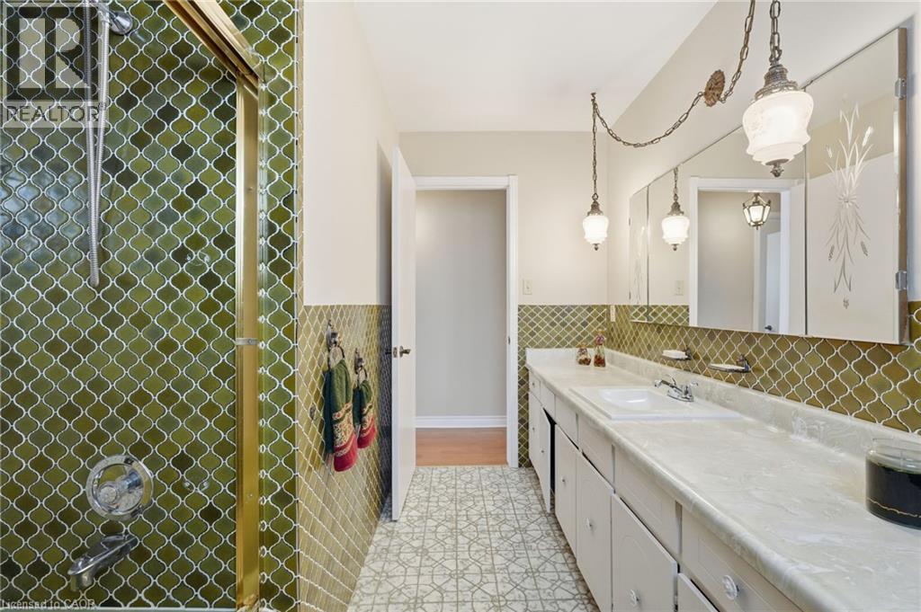 16 Harvard Place, Hamilton, ON - Indoor Photo Showing Bathroom