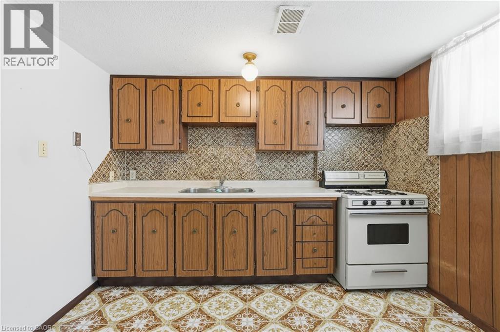 16 Harvard Place, Hamilton, ON - Indoor Photo Showing Kitchen With Double Sink