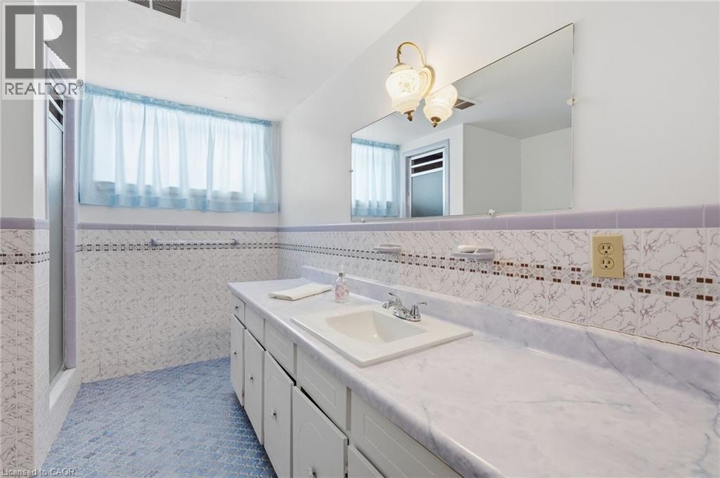 16 Harvard Place, Hamilton, ON - Indoor Photo Showing Bathroom