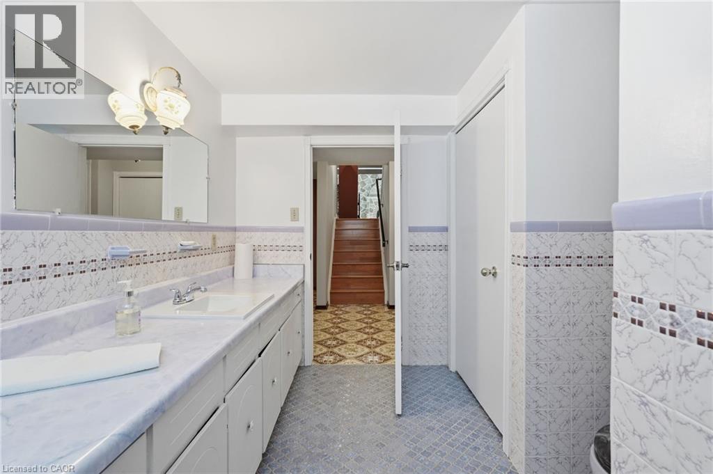 16 Harvard Place, Hamilton, ON - Indoor Photo Showing Bathroom