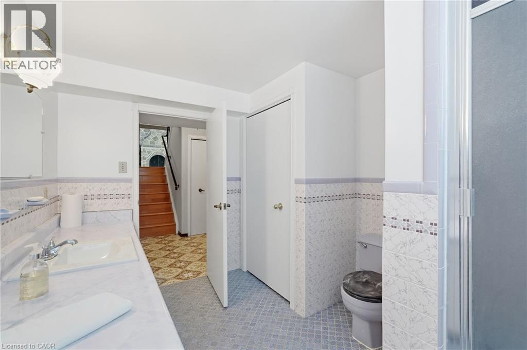 16 Harvard Place, Hamilton, ON - Indoor Photo Showing Bathroom