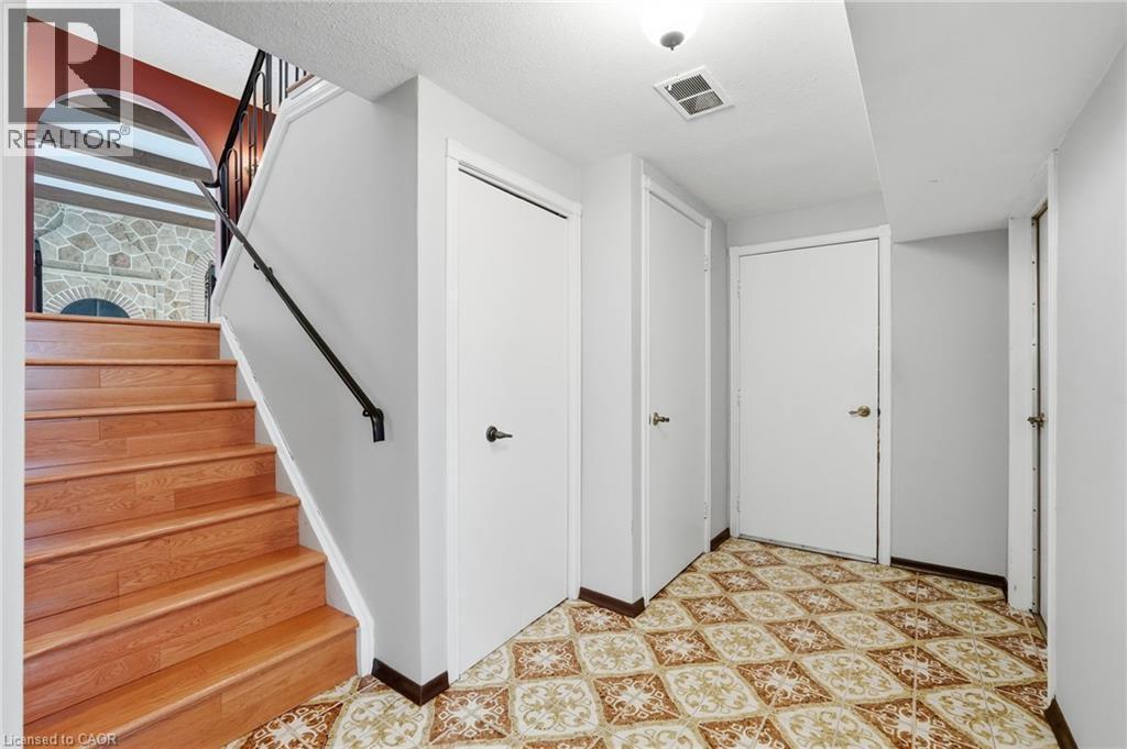 16 Harvard Place, Hamilton, ON - Indoor Photo Showing Other Room