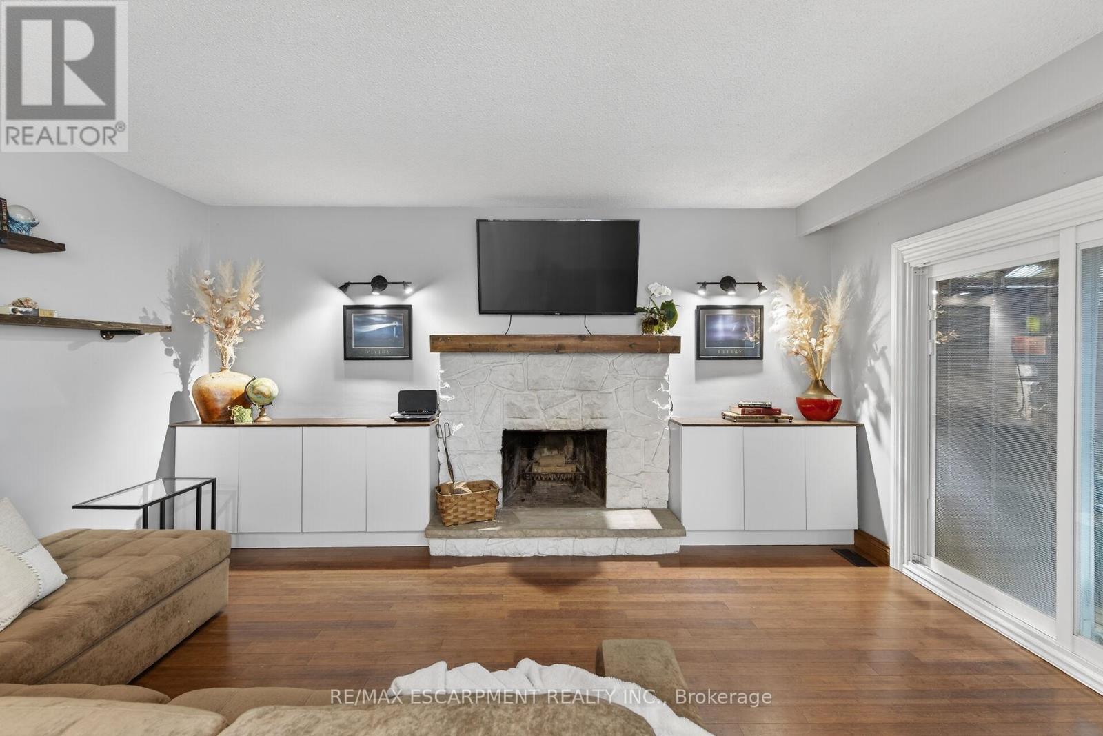 31 Maynard Street, Hamilton, ON - Indoor Photo Showing Living Room With Fireplace