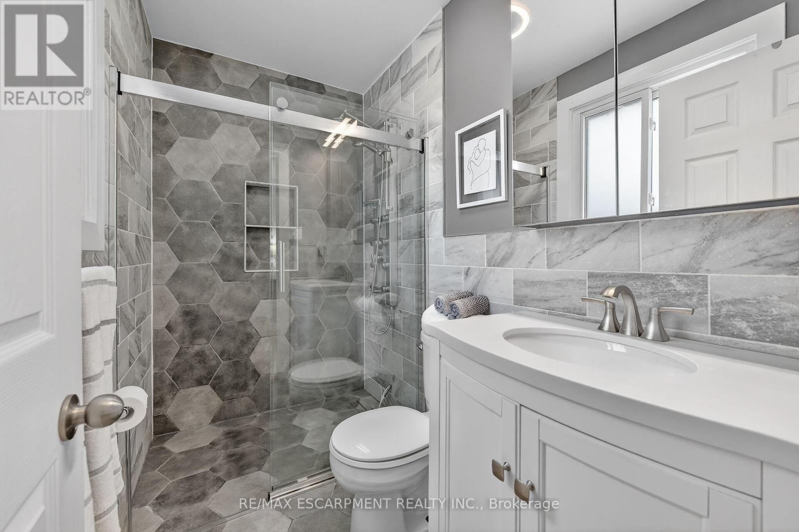 31 Maynard Street, Hamilton, ON - Indoor Photo Showing Bathroom