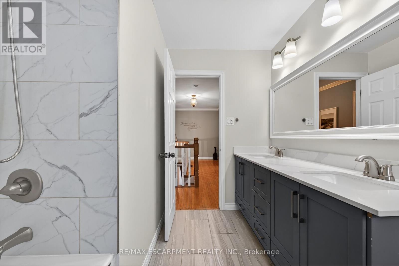 31 Maynard Street, Hamilton, ON - Indoor Photo Showing Bathroom