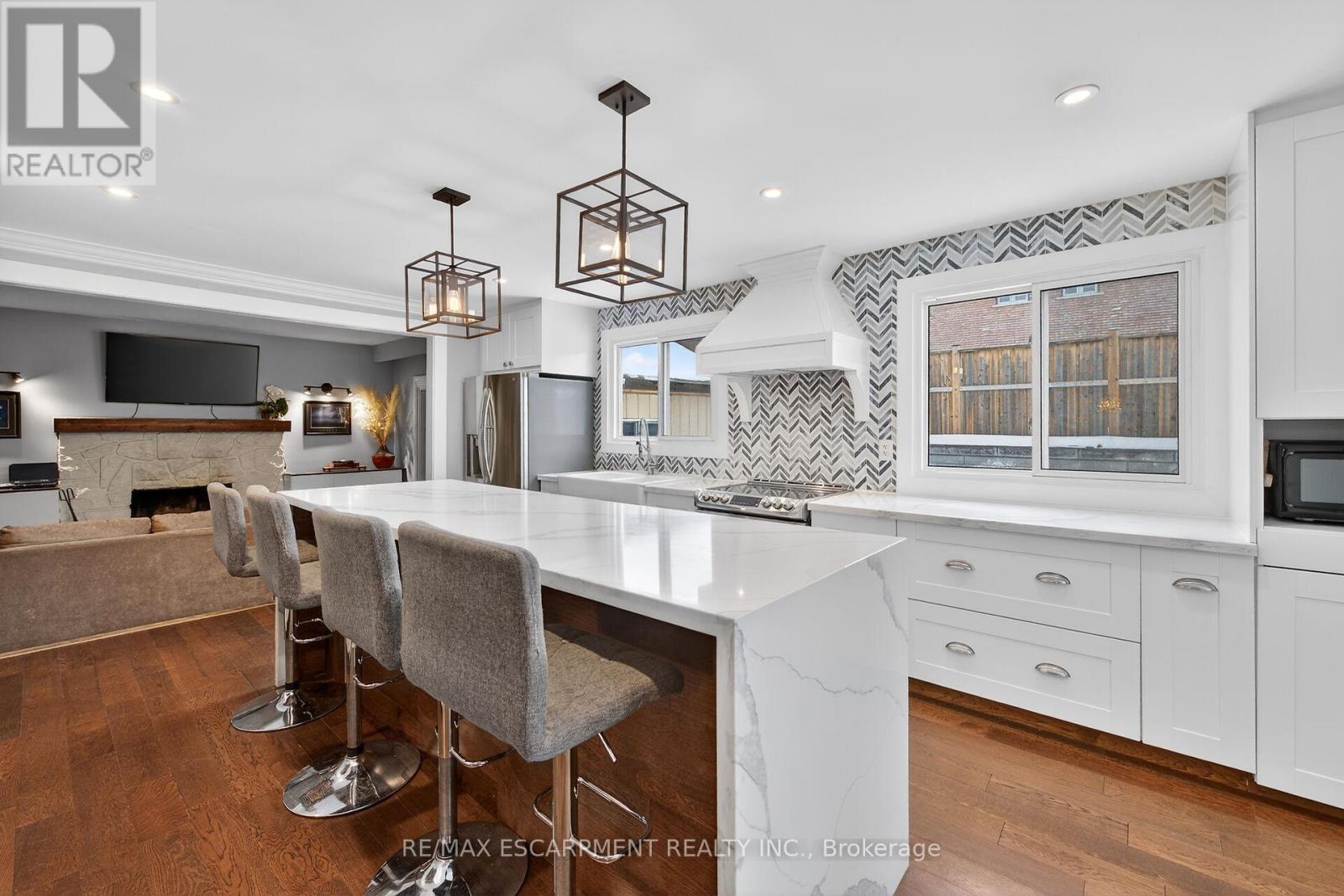 31 Maynard Street, Hamilton, ON - Indoor Photo Showing Kitchen With Upgraded Kitchen