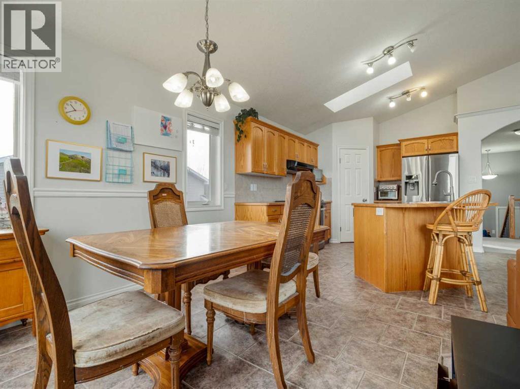 47 Kodiak Boulevard N, Lethbridge, AB - Indoor Photo Showing Dining Room