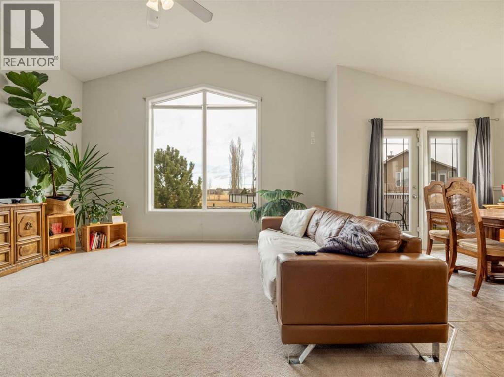 47 Kodiak Boulevard N, Lethbridge, AB - Indoor Photo Showing Living Room