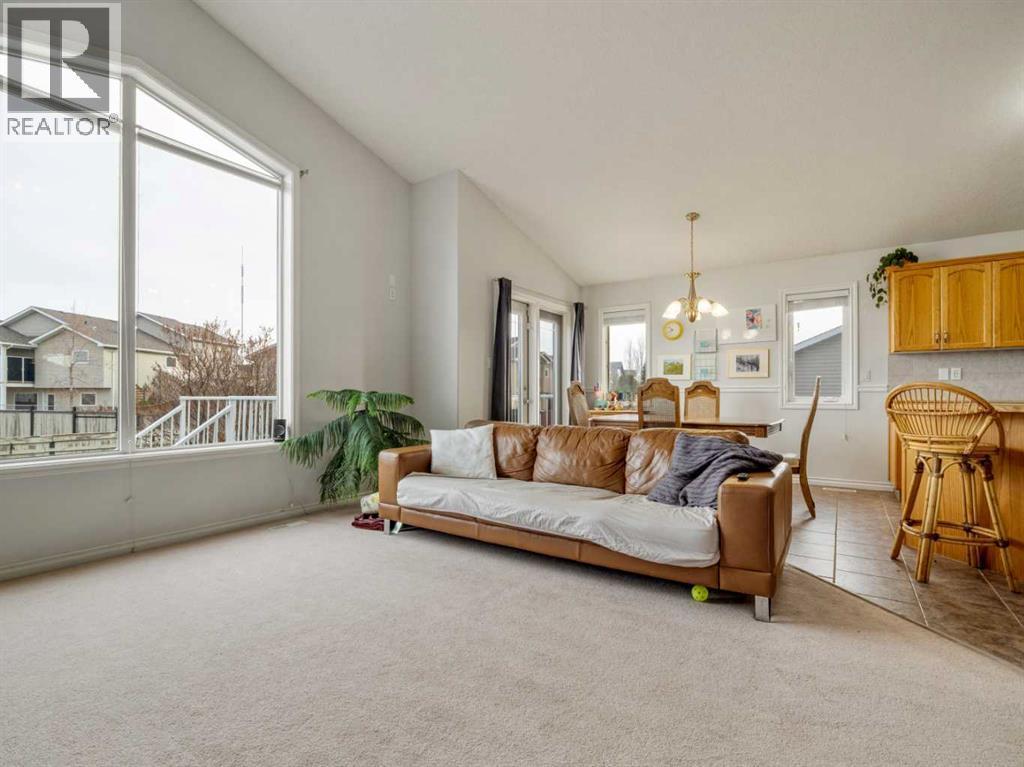 47 Kodiak Boulevard N, Lethbridge, AB - Indoor Photo Showing Living Room
