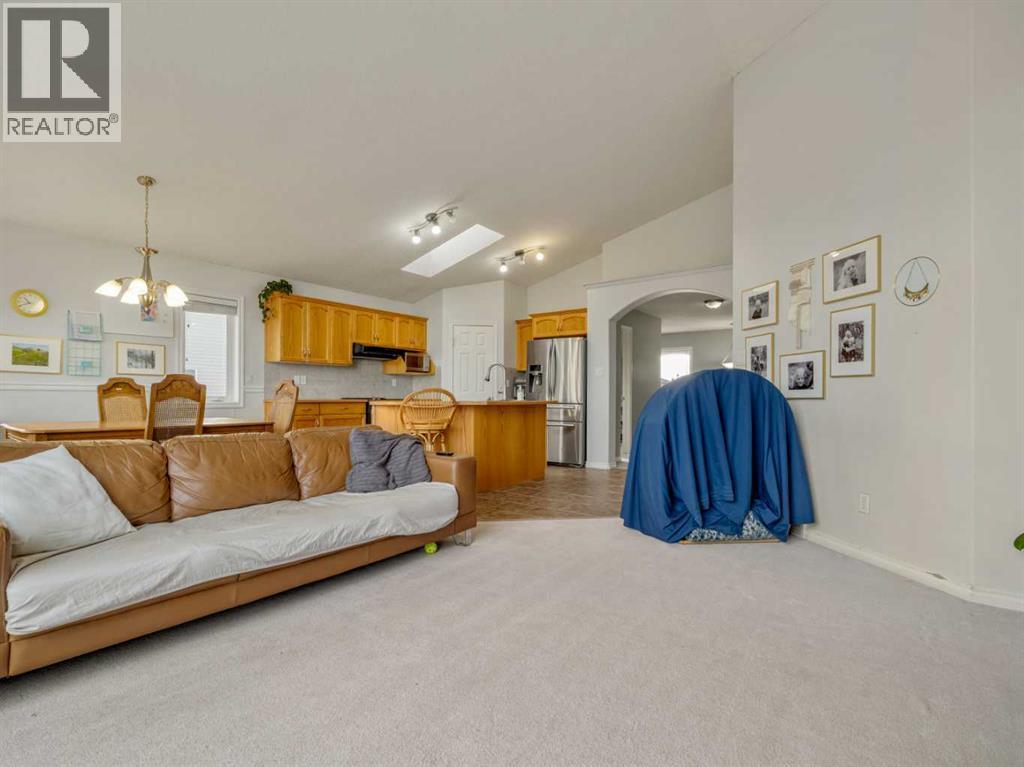 47 Kodiak Boulevard N, Lethbridge, AB - Indoor Photo Showing Living Room