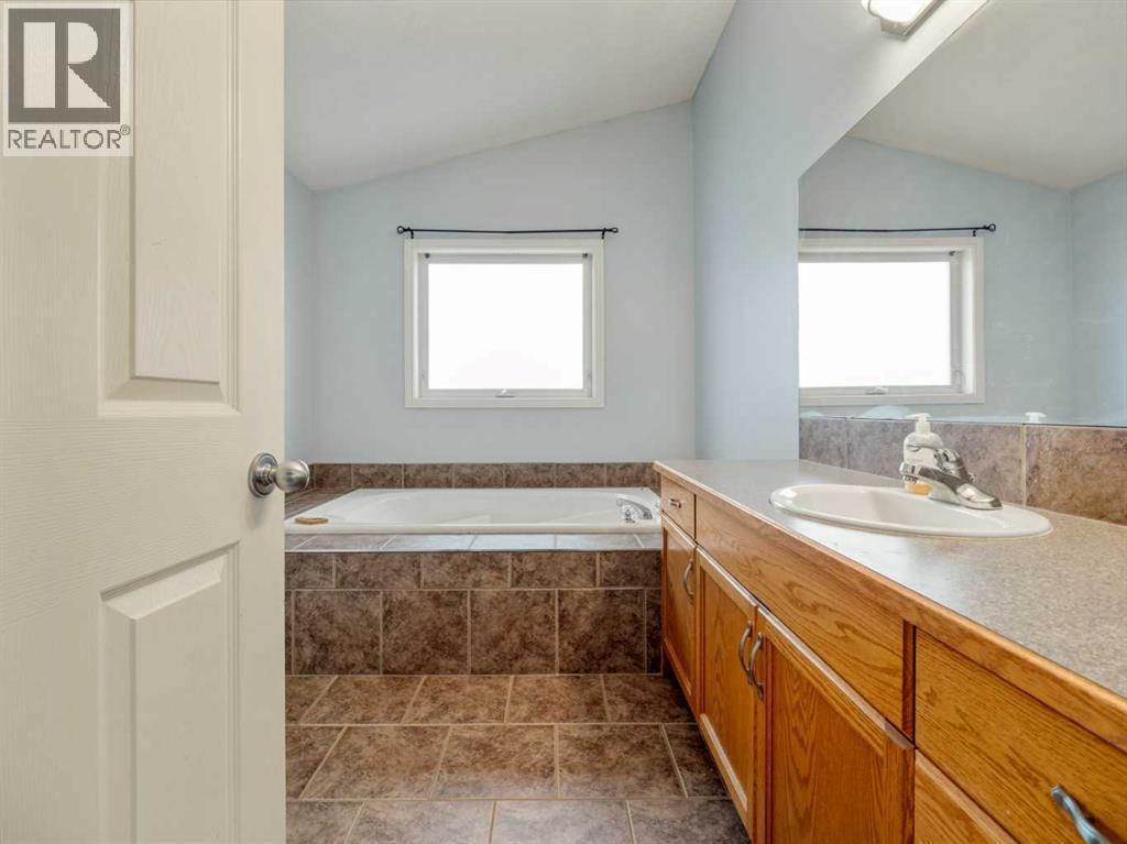 47 Kodiak Boulevard N, Lethbridge, AB - Indoor Photo Showing Bathroom