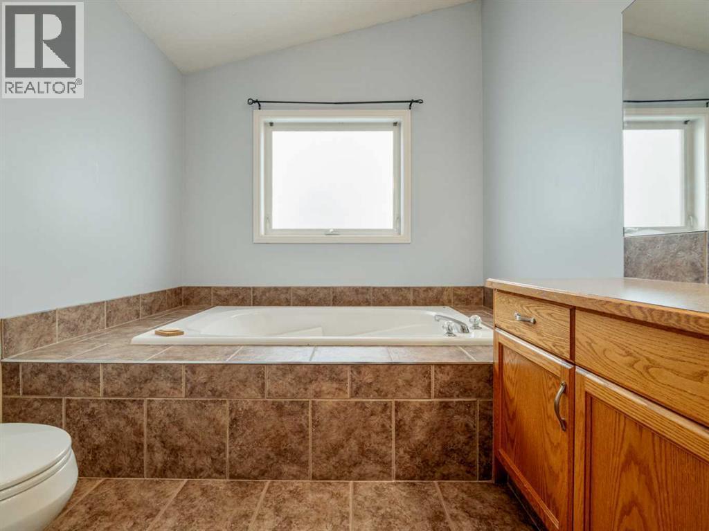 47 Kodiak Boulevard N, Lethbridge, AB - Indoor Photo Showing Bathroom