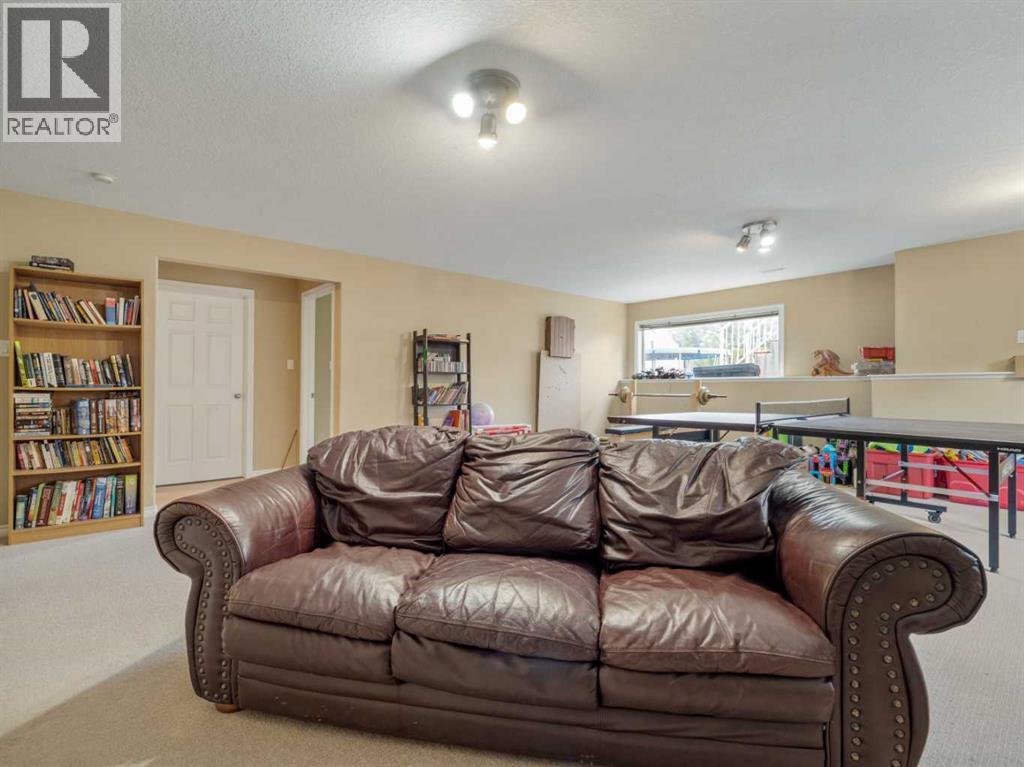 47 Kodiak Boulevard N, Lethbridge, AB - Indoor Photo Showing Living Room