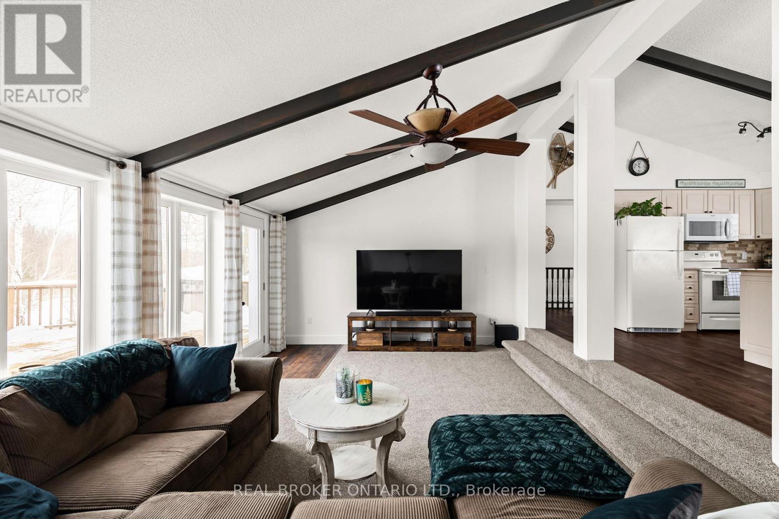 93 Simcoe Road, Ramara, ON - Indoor Photo Showing Living Room