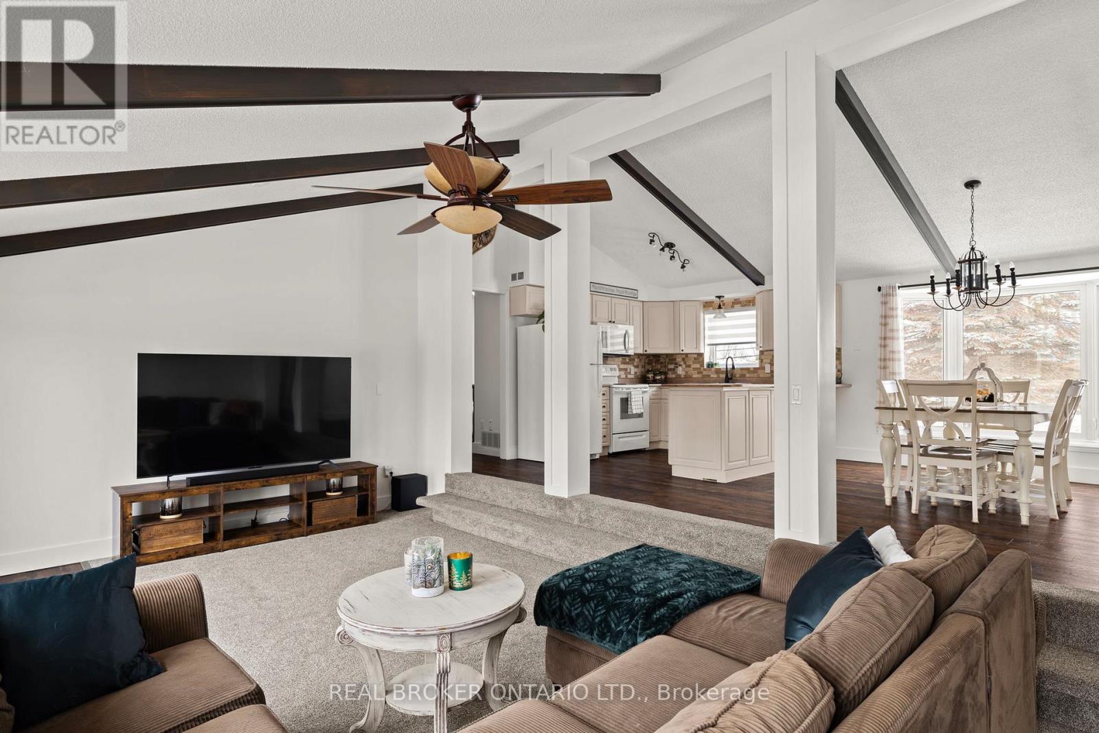 93 Simcoe Road, Ramara, ON - Indoor Photo Showing Living Room