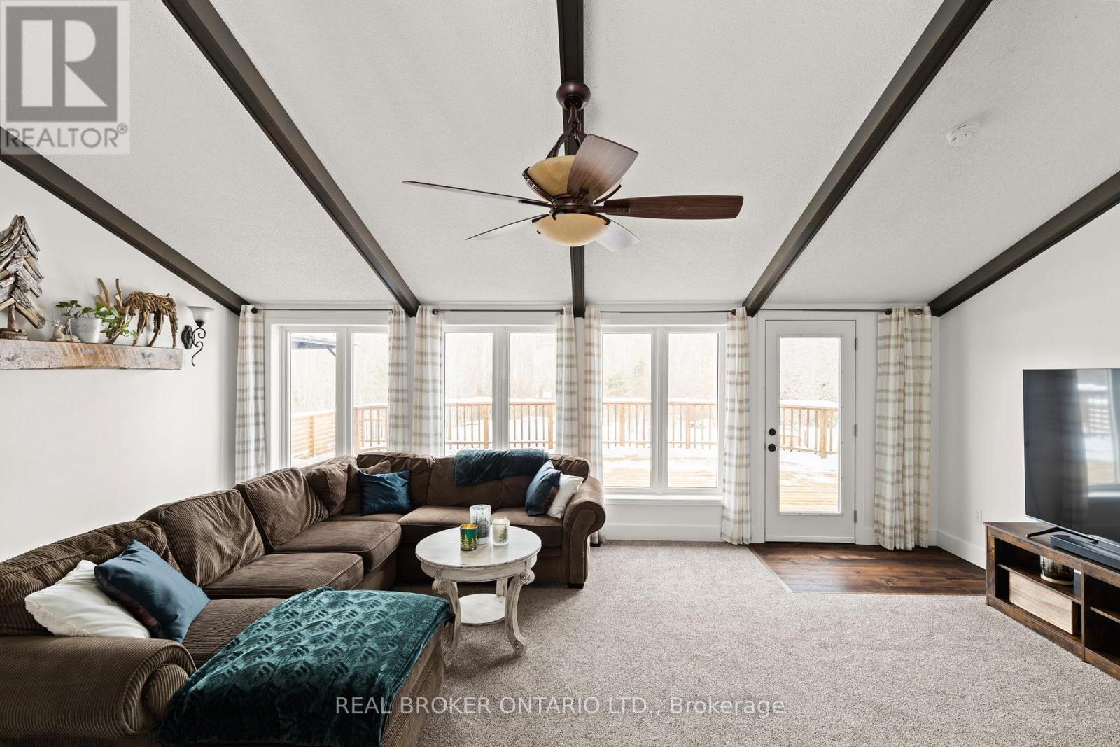 93 Simcoe Road, Ramara, ON - Indoor Photo Showing Living Room