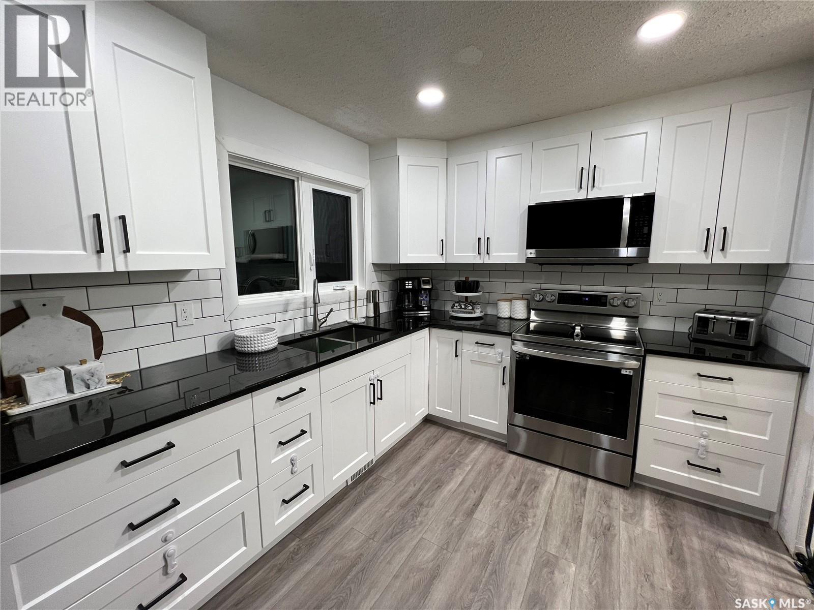 134 Stillwater Drive, Saskatoon, SK - Indoor Photo Showing Kitchen